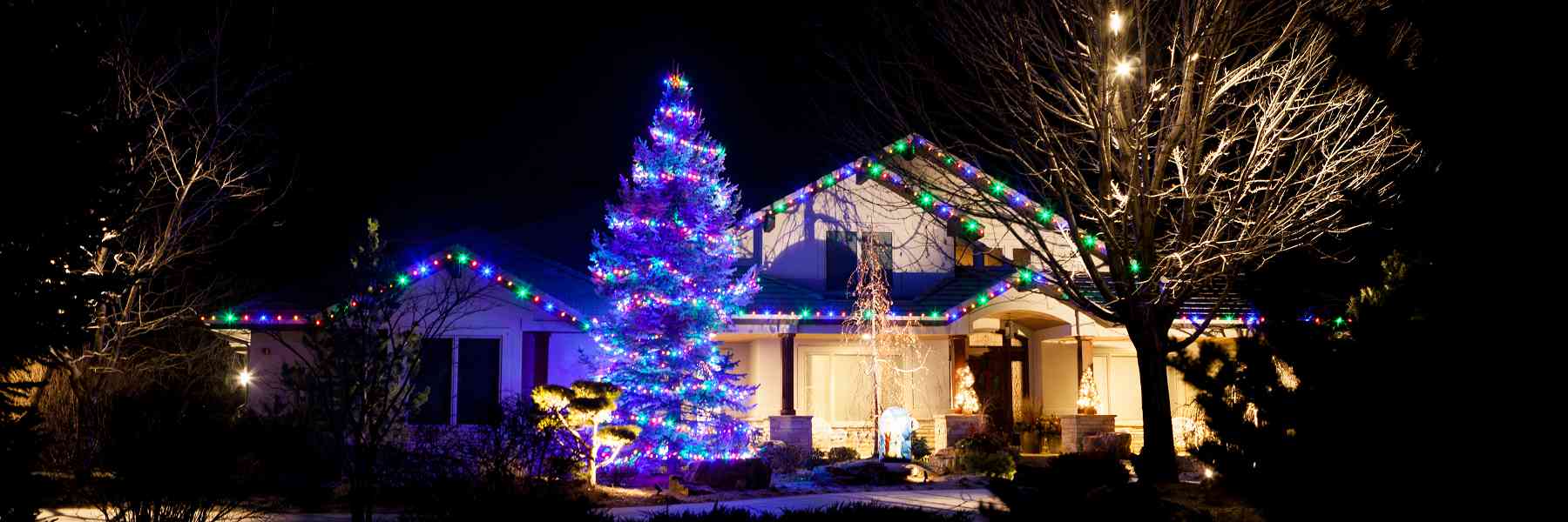 Advantages of Top-Notch Christmas Light Hanging Service