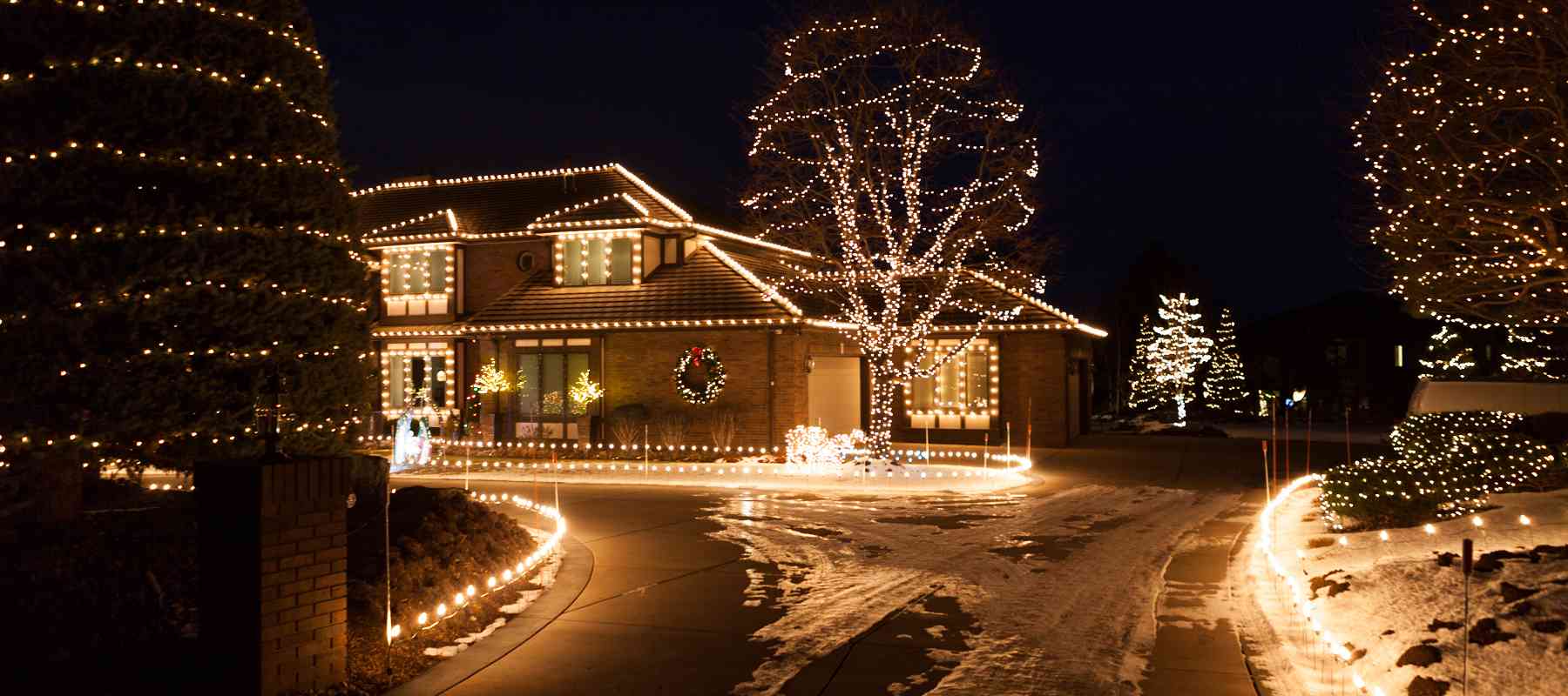 Outdoor Christmas Lights Hanging